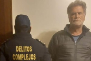 Según informaron medios porteños el conductor se presentaba como el “operador socio terapéutico” de un centro de rehabilitación especializado en adicciones en Berazategui llamado La razón de vivir, donde se realizaron los allanamientos y detenciones. 
