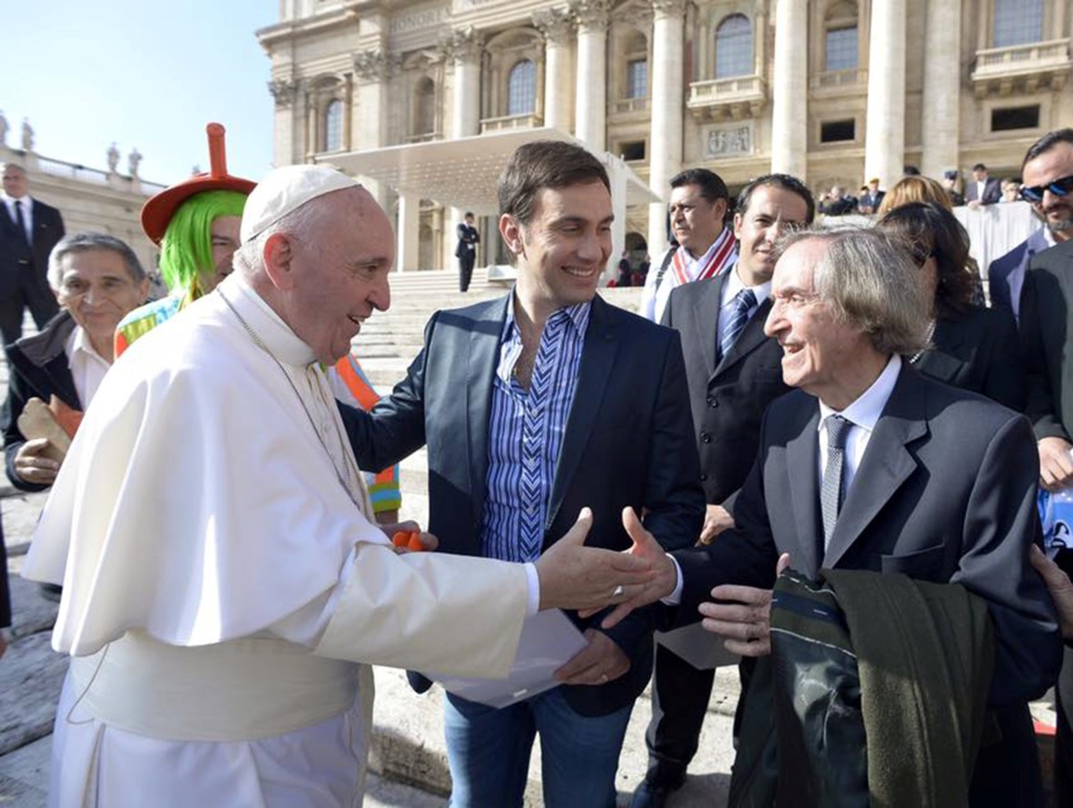 El Papa Francisco saluda al animador infantil Carlos Bala durante una visita en Roma. 