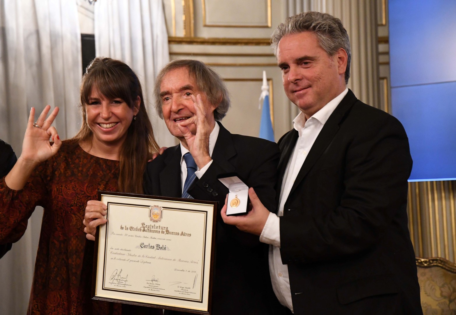 Télam 10/04/2017 Buenos Aires: El popular comediante argentino Carlos Balá recibe el diploma que lo reconoce como Ciudadano Ilustre. Foto: Jose Manuel Fernandez/ Telam