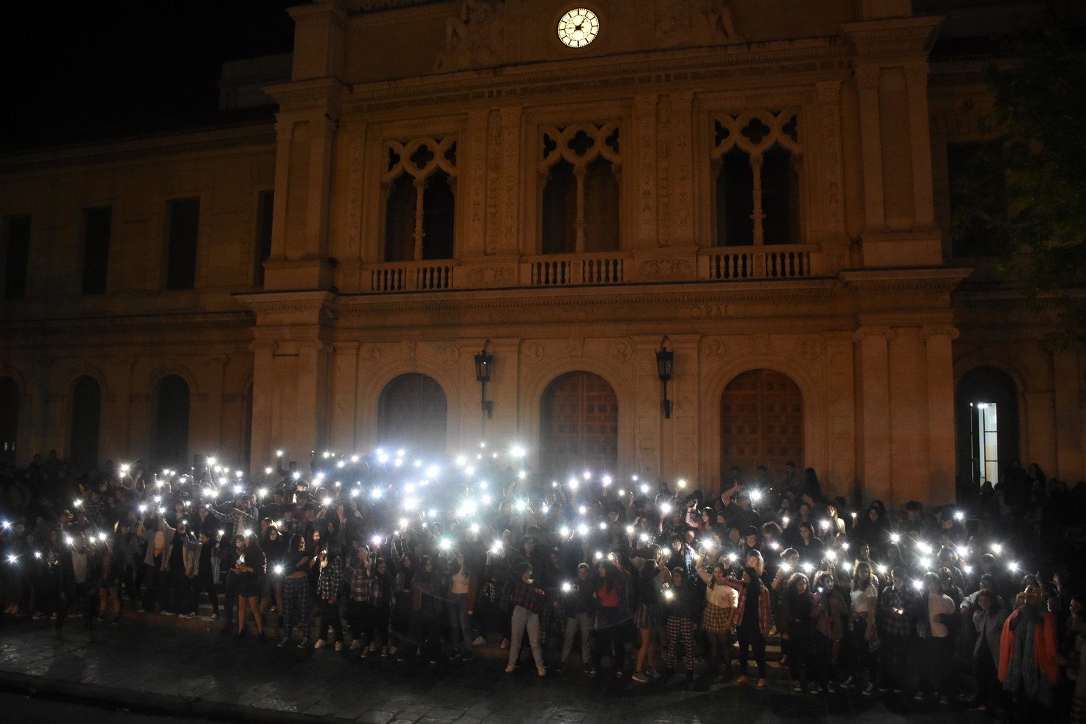 14° Bienal de Arte Joven. La performance artística en la explanada de Rectorado fue protagonizada por más de 300 estudiantes de la Escuela Secundaria de la UNL y el Instituto Superior de Música UNL junto cantantes del Coro UNL y Coro de Niños, Niñas y Adolescentes de la UNL. Foto Manuel Fabatía