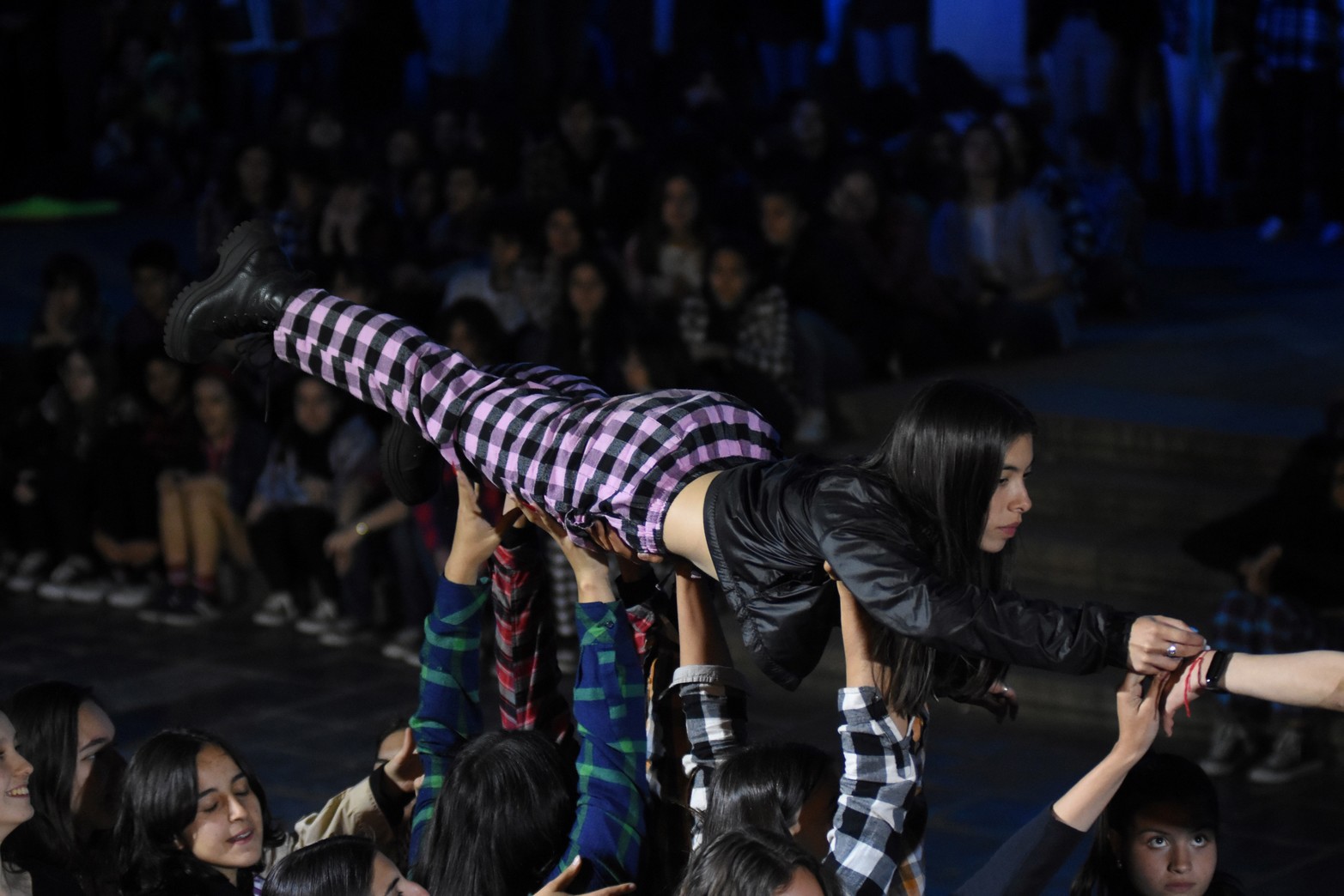La performance artística en la explanada de Rectorado fue protagonizada por más de 300 estudiantes de la Escuela Secundaria de la UNL y el Instituto Superior de Música UNL junto cantantes del Coro UNL y Coro de Niños, Niñas y Adolescentes de la UNL. Foto Manuel Fabatía