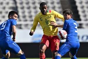Camerún cayó 2 a 0 ante el seleccionado asiático.