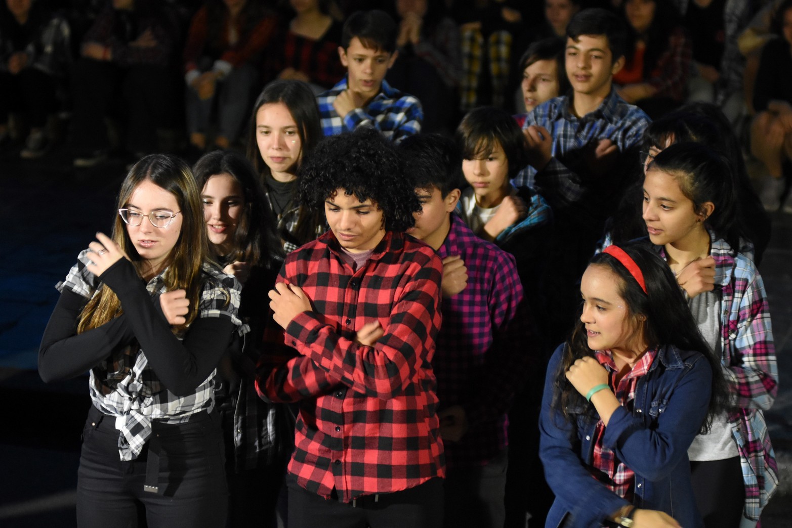 14° Bienal de Arte Joven. La performance artística en la explanada de Rectorado fue protagonizada por más de 300 estudiantes de la Escuela Secundaria de la UNL y el Instituto Superior de Música UNL junto cantantes del Coro UNL y Coro de Niños, Niñas y Adolescentes de la UNL. Foto Manuel Fabatía