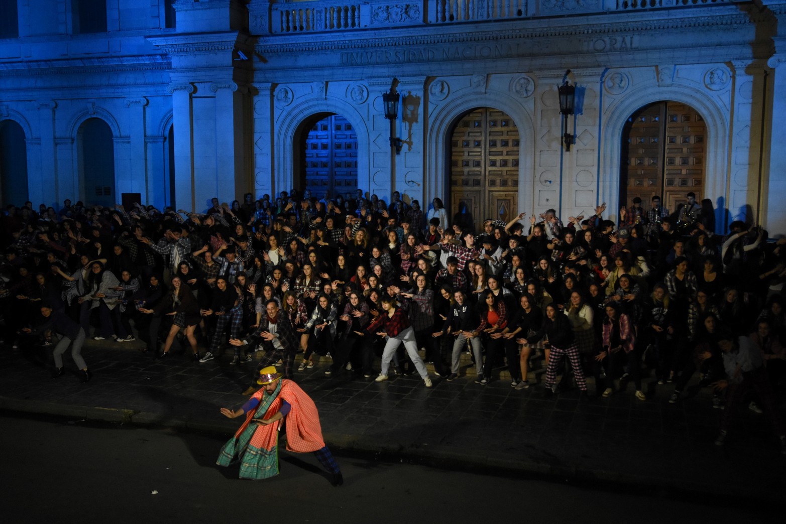 La performance artística en la explanada de Rectorado fue protagonizada por más de 300 estudiantes de la Escuela Secundaria de la UNL y el Instituto Superior de Música UNL junto cantantes del Coro UNL y Coro de Niños, Niñas y Adolescentes de la UNL. Foto Manuel Fabatía