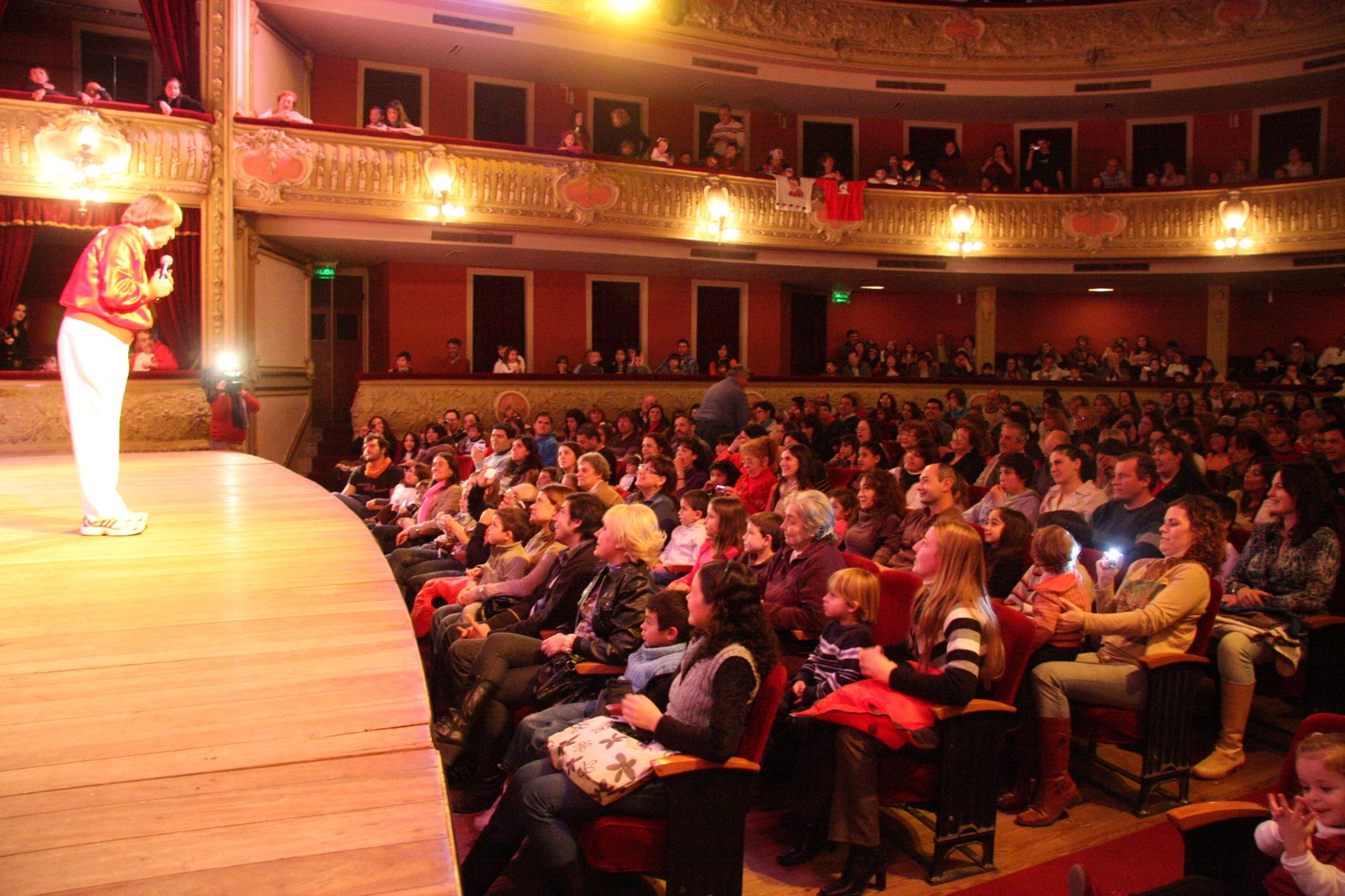 6 de agosto de 2011. A los 85 años subió al escenario del Teatro Municipal de Santa Fe. Foto Mauricio Garín