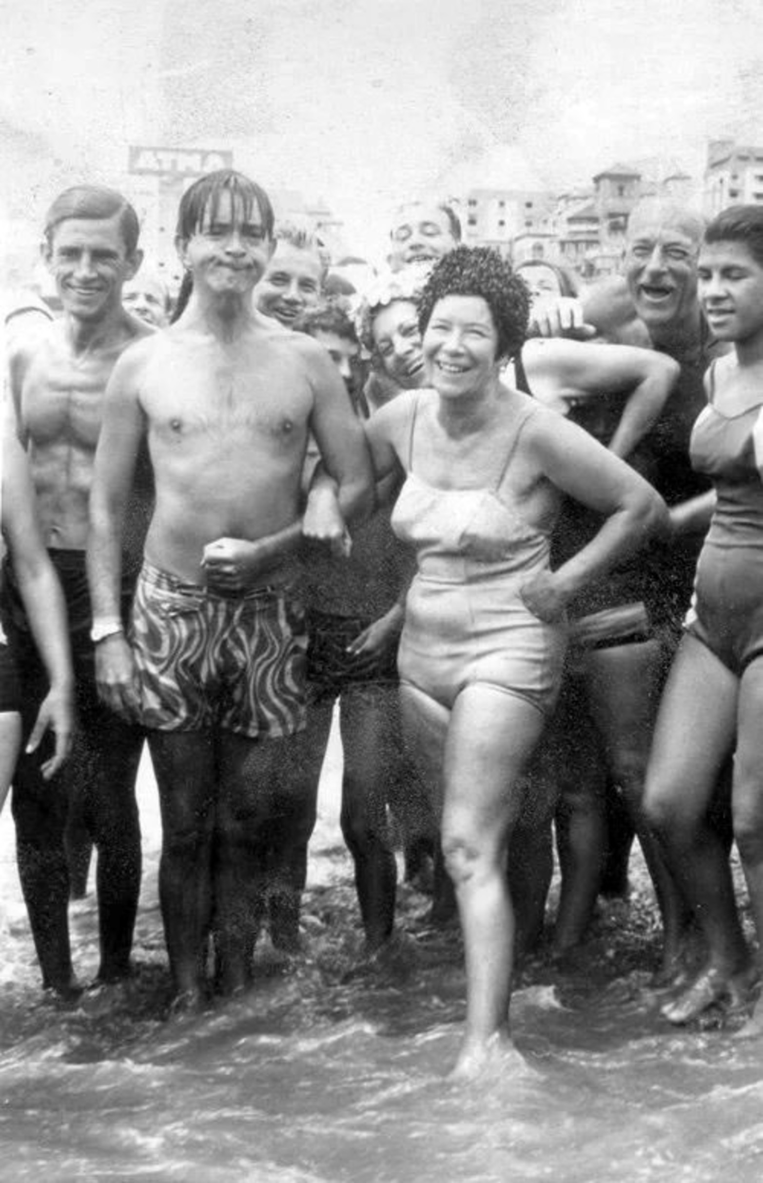Carlos Balá y una imagen en la playa.