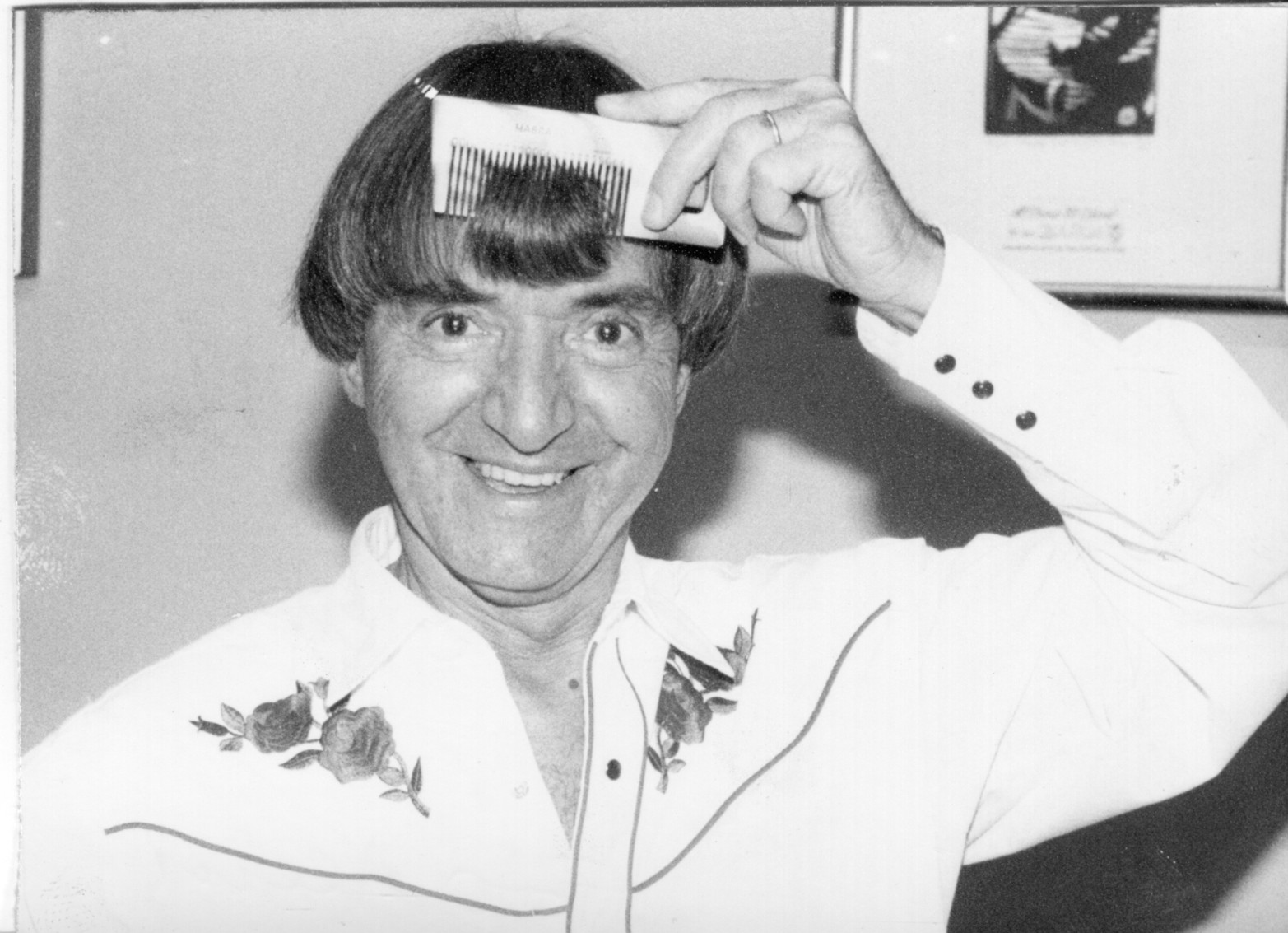 Carlos Balá, y su particular flequillo en una visita a diario El Litoral en 1984.