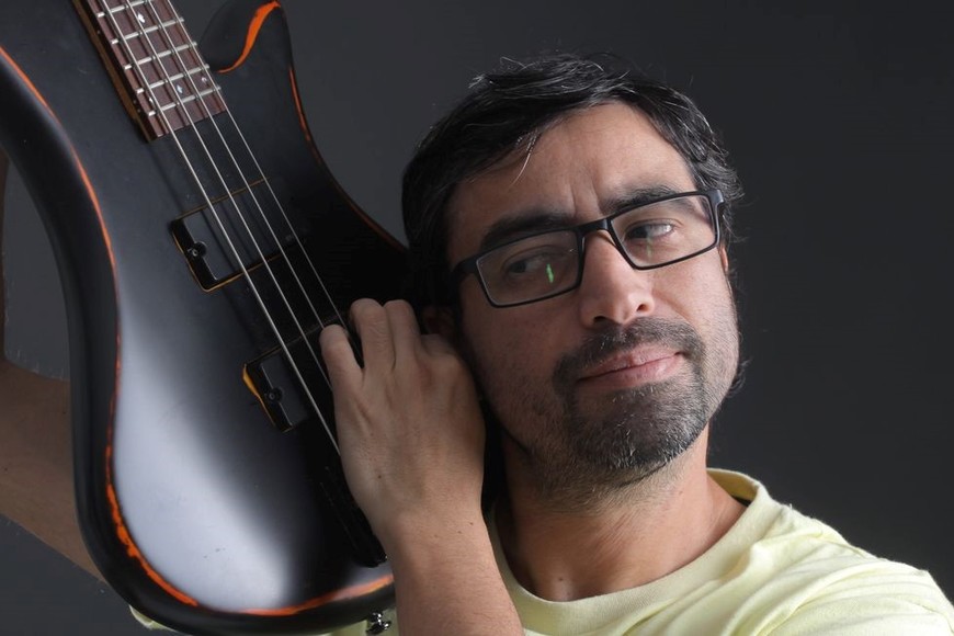 El bajista nacido en 1981 en Peralillo (Chile) sostiene que es muy importante poder tener un registro de la música que compuso en estos últimos años. Foto: Gentileza Pablo Sujo
