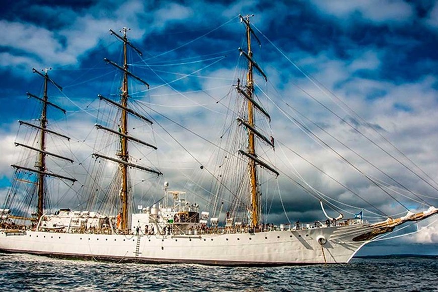 El tradicional barco no puede llegar al puerto de Buenos Aires
