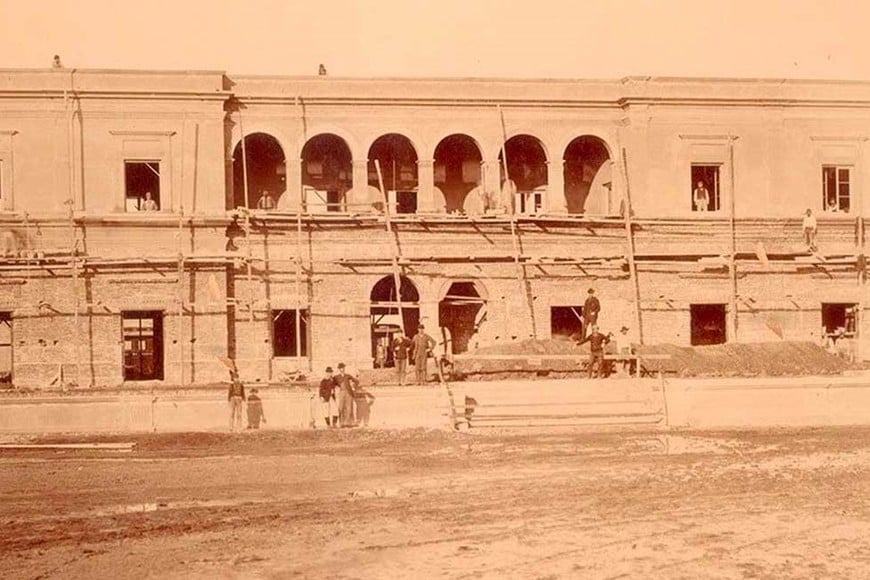 El frente de la vieja estación de trenes a Las Colonias. Crédito: Colección Samuel Boote