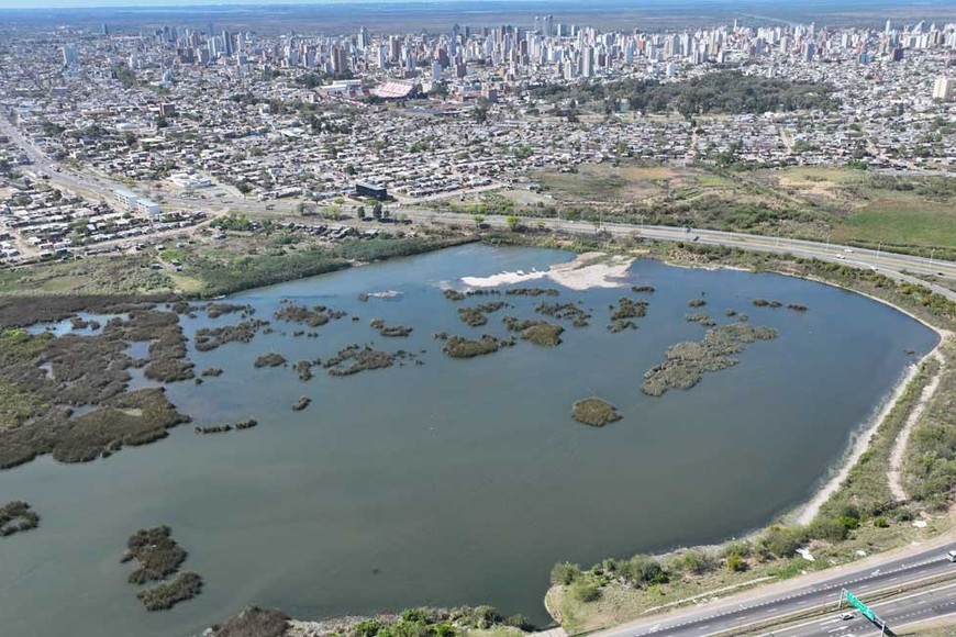Vista. El reservorio está al oeste del la ciudad, contra el Salado.  Crédito: Fernando Nicola.