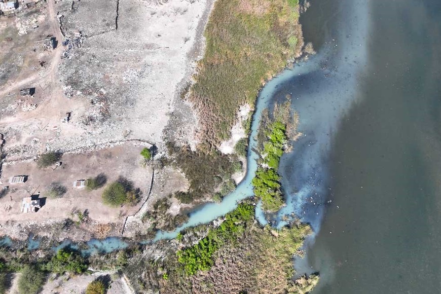 Contaminación. La imagen es de hace unos días atrás, y muestra cómo llega al reservorio el agua contaminada. Crédito: Fernando Nicola.