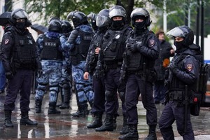 Los agentes de la ley rusos montan guardia durante una manifestación, después de que activistas de la oposición convocaran protestas callejeras contra la movilización de reservistas ordenada por Putin. Crédito: REUTERS PHOTOGRAPHER