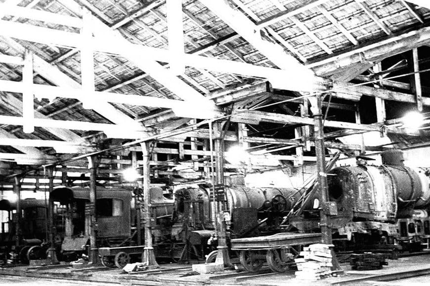 Las locomotoras en el interior de los talleres. Esos galpones fueron todo un símbolo en la historia ferroviaria de la ciudad.