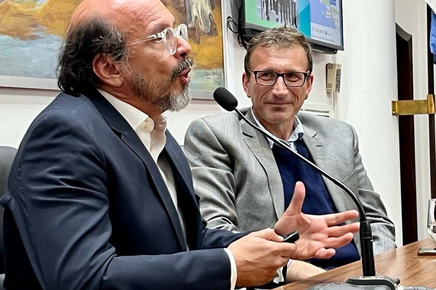 Bravo y Henquín, durante un foro sobre energías renovables realizado en el Concejo Municipal de Santa Fe.