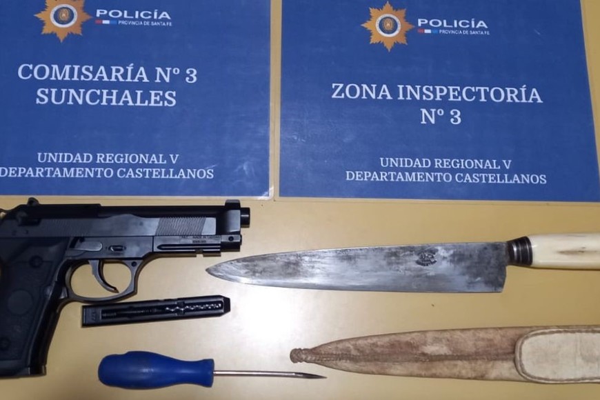 En Sunchales secuestraron una réplica de pistola, de aire comprimido calibre 4,5mm, un facón de 40 cm de largo y un destornillador mango azul.