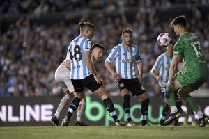 Facundo Agüero rodeado por jugadores de Racing.
Foto: Matías Nápoli