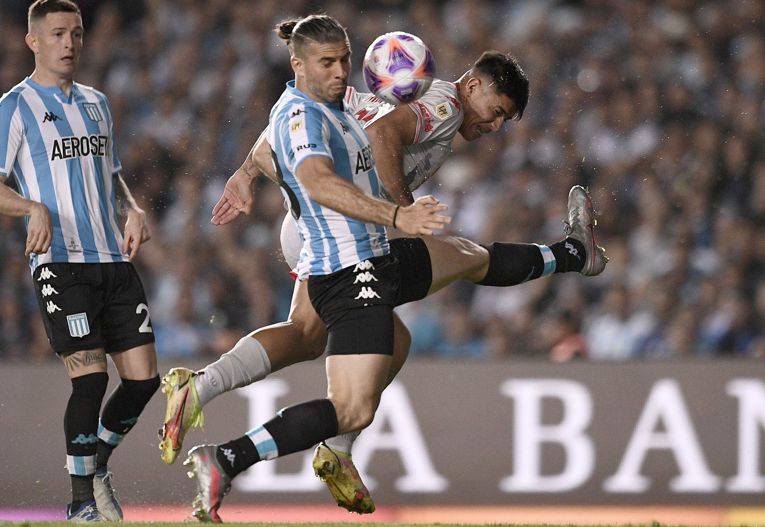 El gol de Unión. El paraguayo Junior Marabel conecta el centro de Esquivel y la pelota se desvía en Insúa, defensor de Racing.