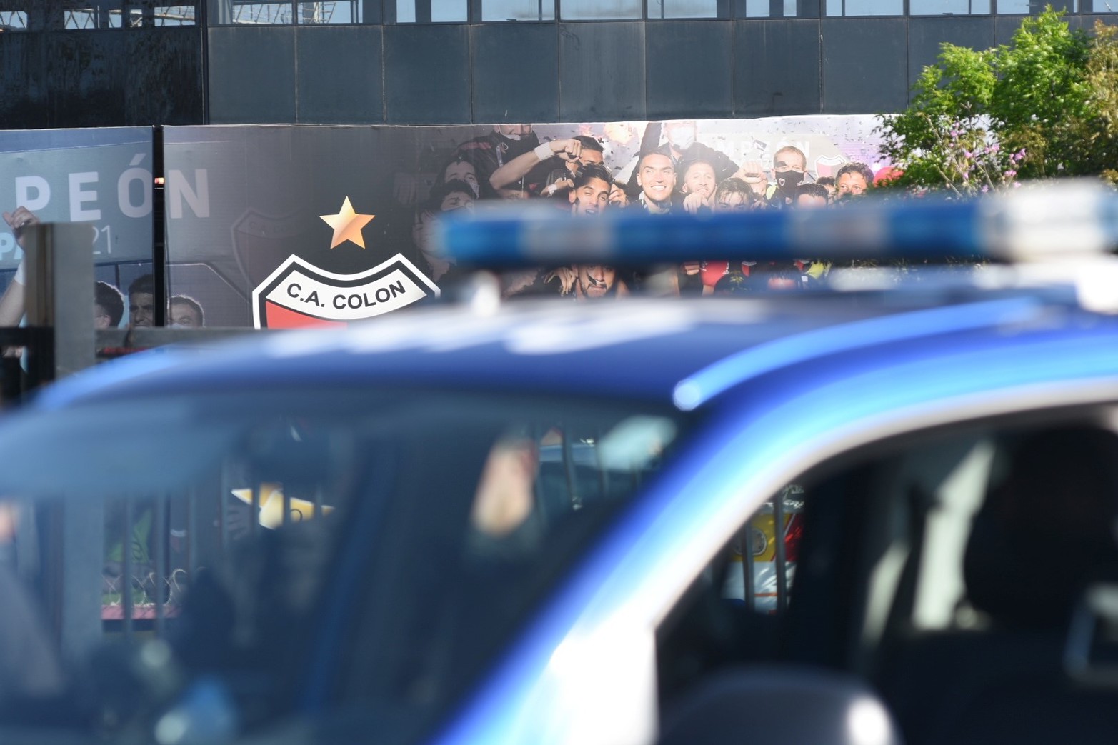 Colón Argentino Jrs., inmediaciones del club sabalero, con fuerte presencia policial.