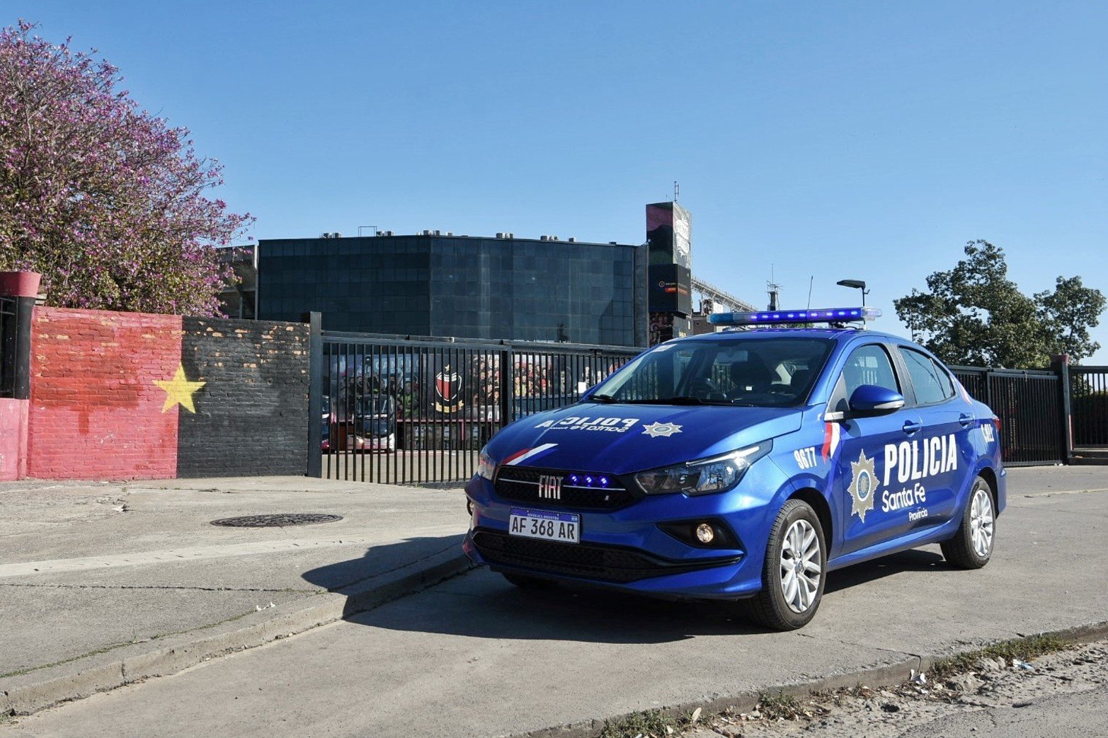 Colón Argentino Jrs., inmediaciones del club sabalero, con fuerte presencia policial.