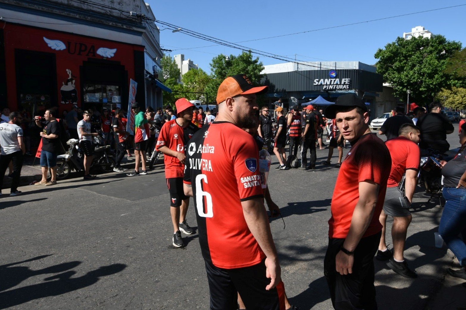Colón Argentino Jrs.. A pesar de la disposición de Seguridad, los hinchas se acercan lo más posible del estadio Brigadier López.