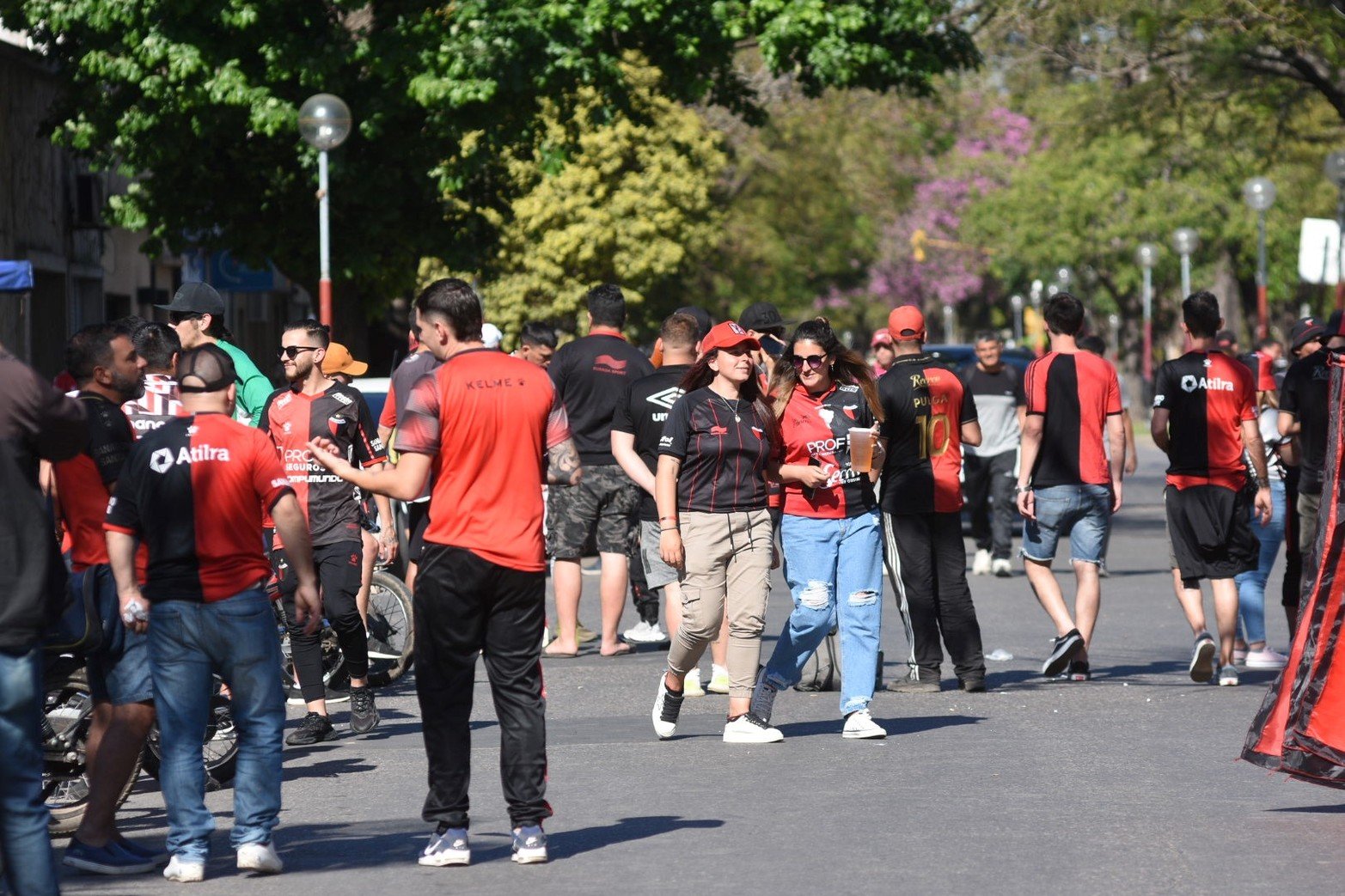 Colón Argentino Jrs., los rojinegros en las inmediaciones del club.
