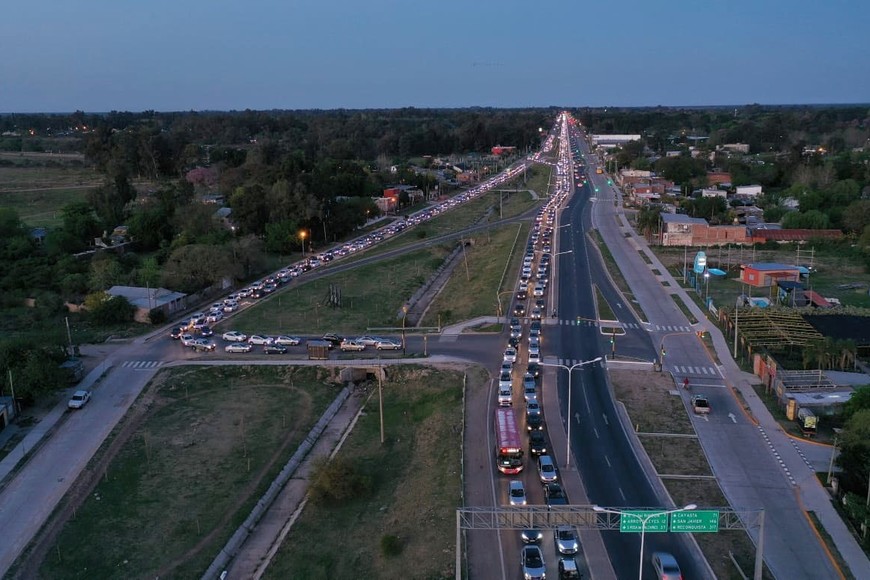 Desde el aire: el caos del transito en las autovías 1 y 168