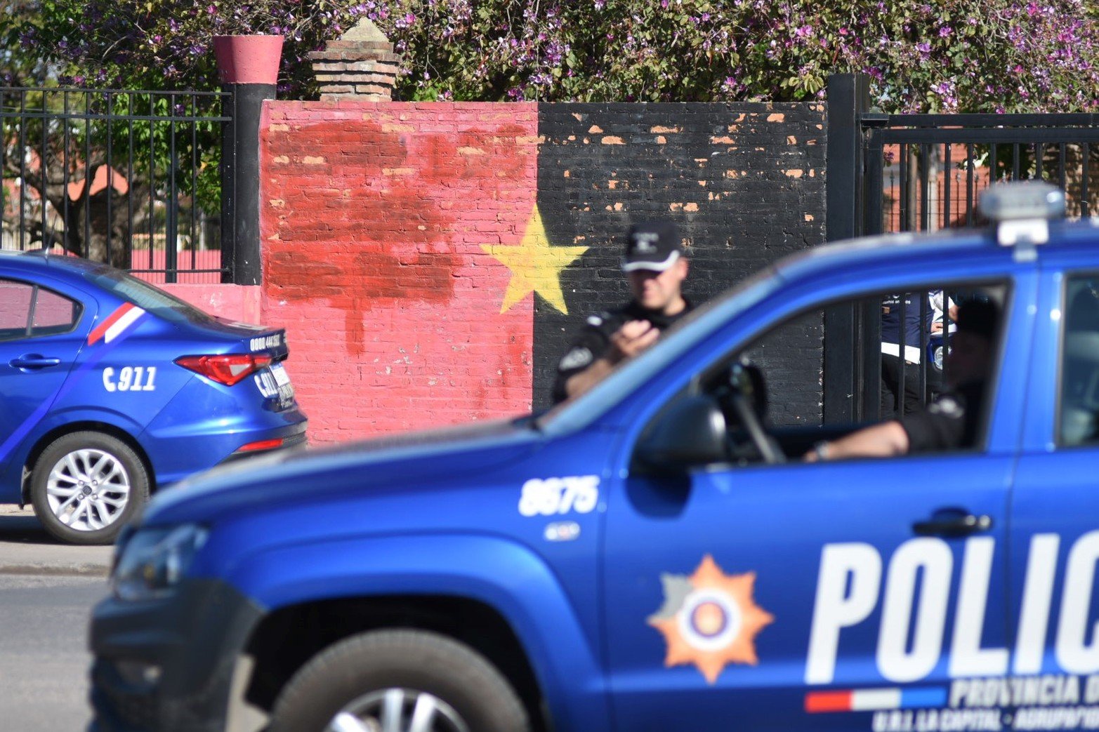 Colón Argentino Jrs., inmediaciones del club sabalero, con fuerte presencia policial.