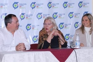 La ex diputada nacional Lucila Lehmann y el actual diputado provincial Sebastián Julierac Pinasco junto a Elisa Carrió.