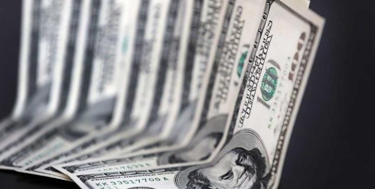 El dólar blue inició la semana en baja y cerró a $ 286