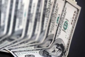 Este lunes cayeron los dólares financieros pero mantienen una brecha por encima del 100%.