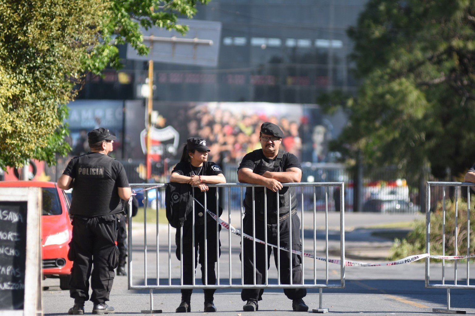 Colón Argentino Jrs., inmediaciones del club sabalero, con fuerte presencia policial.