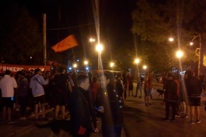 Los simpatizantes de Colón se autoconvocaron este lunes por la noche frente a la sede de la institución.