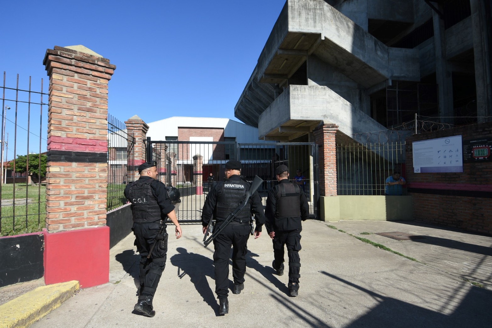 Colón Argentino Jrs., inmediaciones del club sabalero, con fuerte presencia policial.