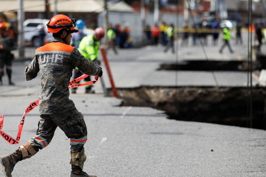 La labor de los rescatistas ha sido destacada. Crédito: Luis Echeverria / Reuters