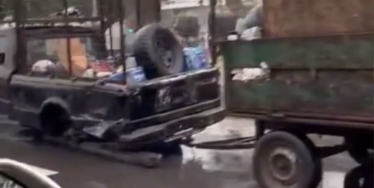 Video: un auto remolca una camioneta que a su vez lleva un tráiler en una avenida santafesina