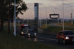 Se solicita circular con precaución, manteniendo la distancia de frenado de 30 metros y las luces bajas encendidas.