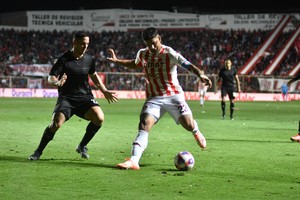 Diego Polenta cumplió la fecha de suspensión y ya está en condiciones de volver al equipo. Se cae de maduro que será titular el viernes. Crédito: Manuel Fabatía