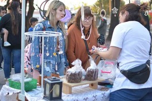 En la jornada, el público pudo disfrutar de un tarde distinta con una diversidad de actividades, entre las que se pueden mencionar la clásica feria de artesanos, un desfile de modas, música en vivo, actividades infantiles, gastronomía y comercios del sector con sus puertas abiertas al publico. Foto: Municipalidad de Rafaela