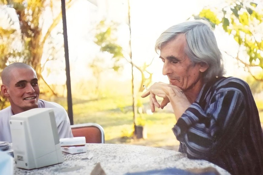 Héctor Rolando "Kiwi" Rodríguez junto a su sobrino Estanislao Rodríguez Hortt, quien lo escucha fascinado; una veneración que continúa.