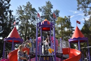 La misma cuenta con nuevos juegos, mobiliario urbano, veredas, iluminación y con dos show en vivo que todos los presentes pudieron disfrutar.   Foto: Gobierno de Funes