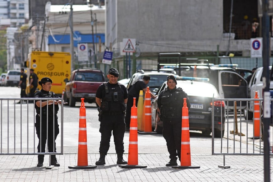 El perímetro de los tribunales santafesinos contó con un refuerzo en la seguridad este miércoles por la tarde. Crédito: Pablo Aguirre