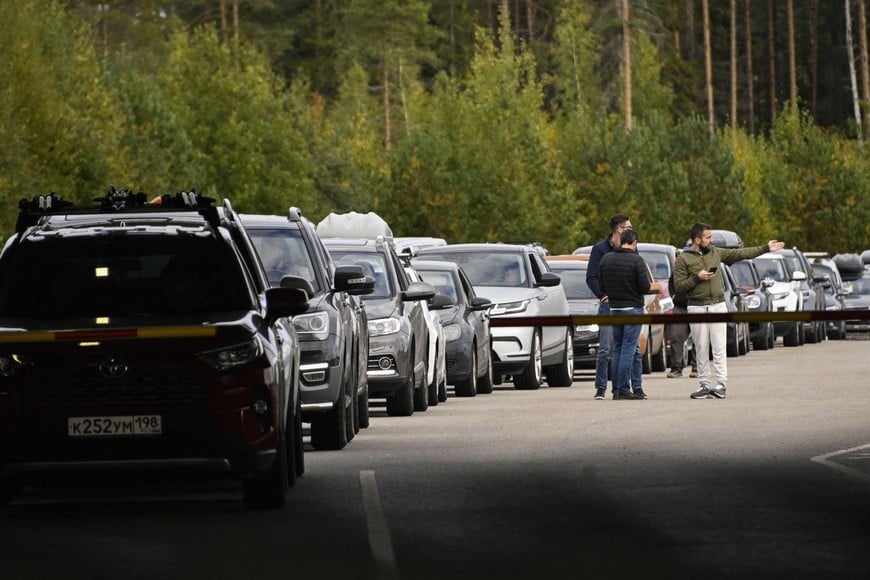 Cientos de miles de rusos huyeron del país, luego del llamado a reservistas por la avanzada ucraniana. Crédito: Olivier Morin / AFP
