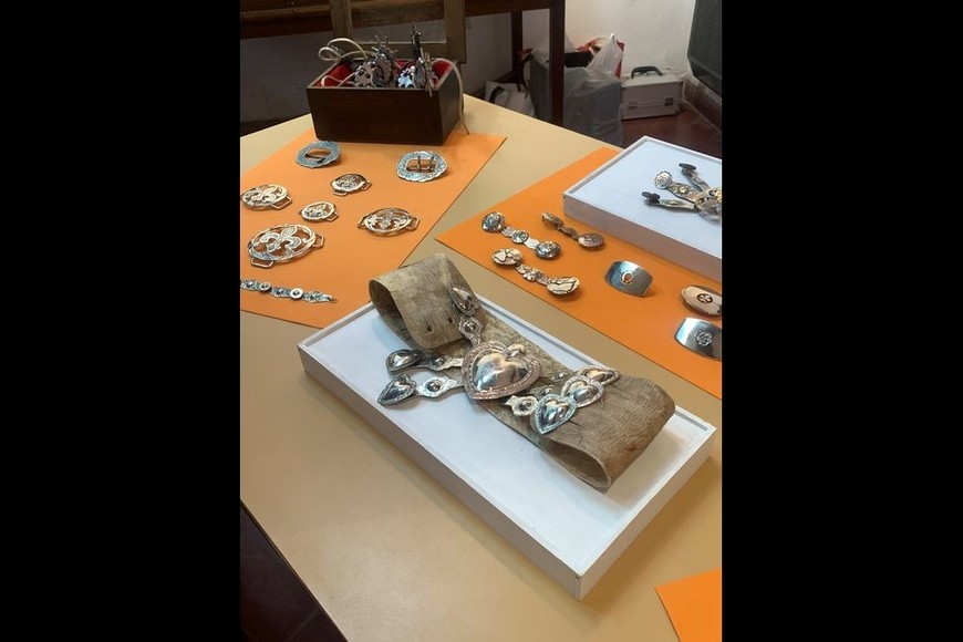 La exposición de piezas de platería criolla, (mates, cuchillos, estribos, rastras, bombillas) fue montada por integrantes del Taller de dibujo y diseño para la formación de plateros “Lágrima de Luna”.