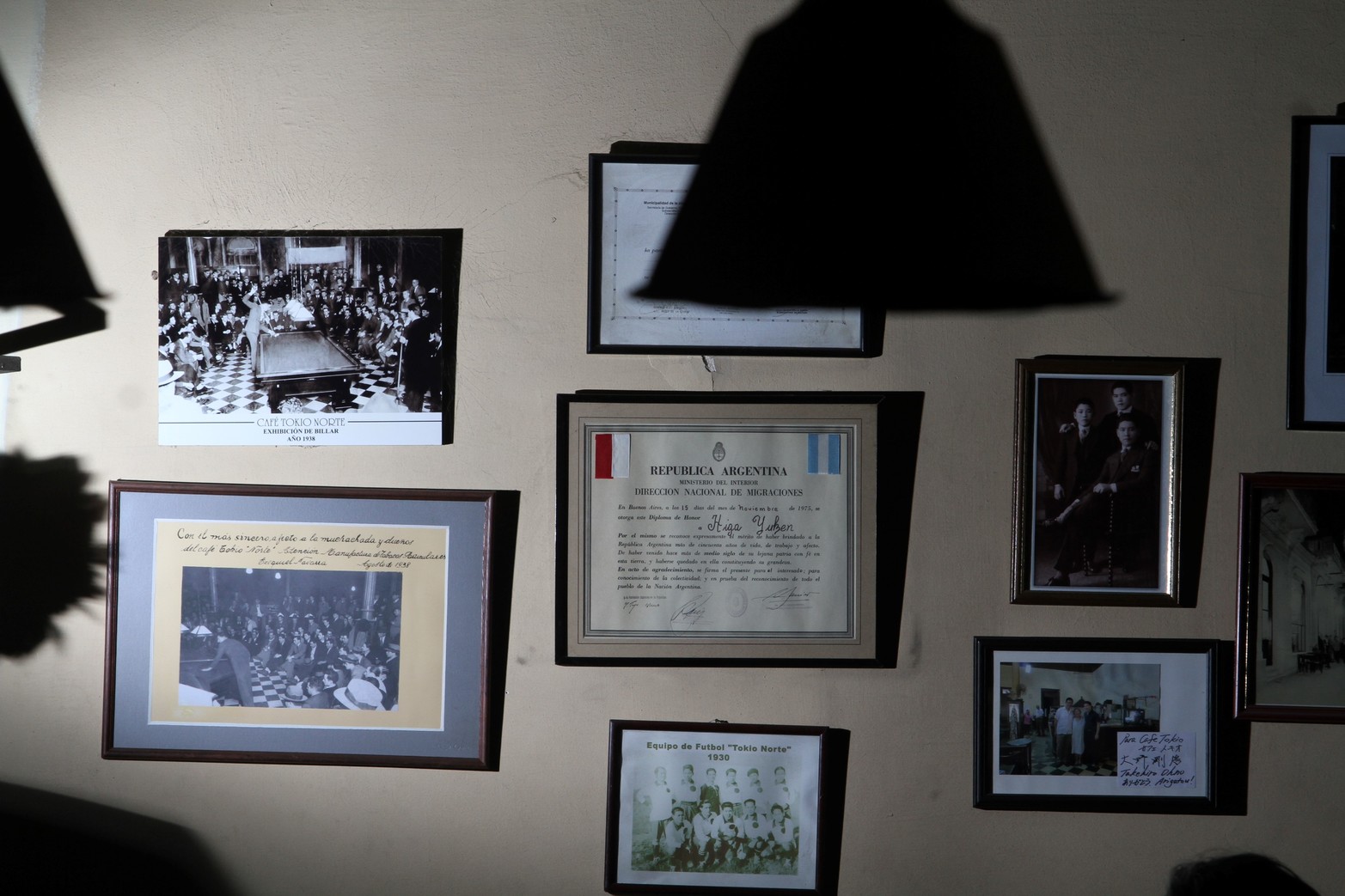Fotos de personalidades y plaquetas de reconocimiento lucen en una de las paredes. Foto Mauricio Garín
