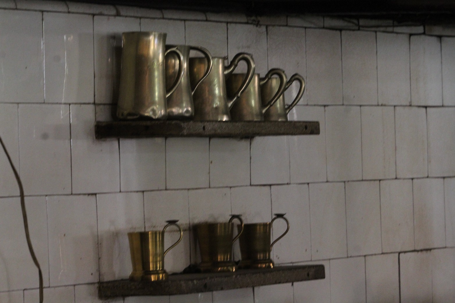Las jarras del bar, otra de las postales del lugar. Foto Mauricio Garín