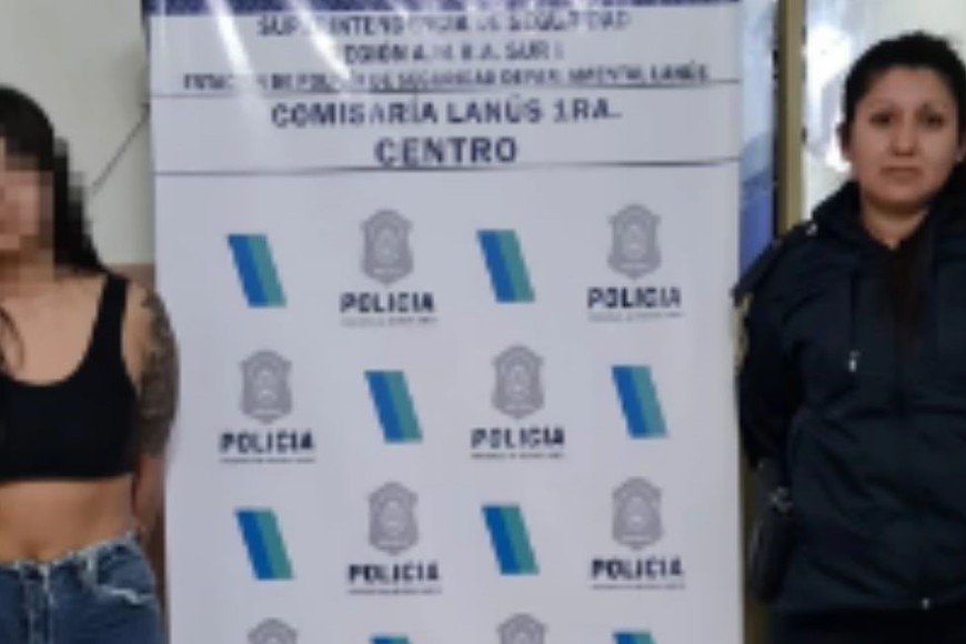La detención de la joven retenida dentro del domicilio. Crédito: Policía de la Provincia de Buenos Aires