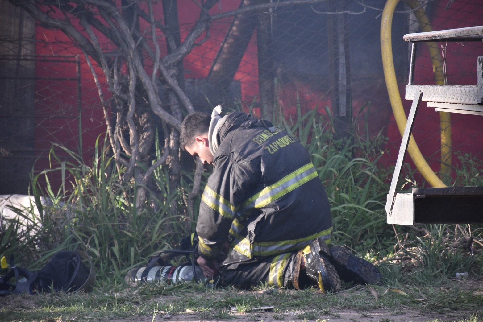 Incendio gabín ferroviario en Avellaneda 4800. Bomberos trabajan en el lugar. Foto Flavio Raina