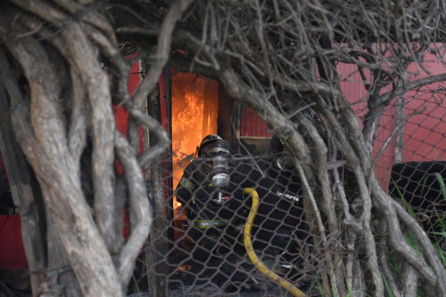 Impactante incendio de un gabín ferroviario en la ciudad de Santa Fe