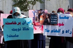 Mujeres afganas protestaron delante de la embajada de Irán en Kabul  por la muerte de Mahsa Amini. Crédito: AFP.